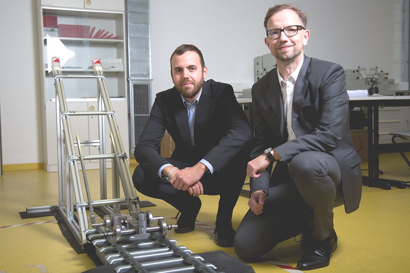 Andreas Blum (links) und Prof. Dr.-Ing. Mathias Rudolph am Rad-Schiene-Prüfstand in einem Messtechnik-Labor der Hochschule. (Foto: Lizette Ardelean/HTWK Leipzig)