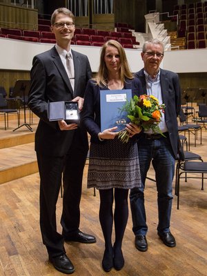 Dr. Julia Dobroschke hält die Urkunde des Dissertationspreises 2016. Neben ihr stehen ihre Betreuer mit dem Preis in der Hand