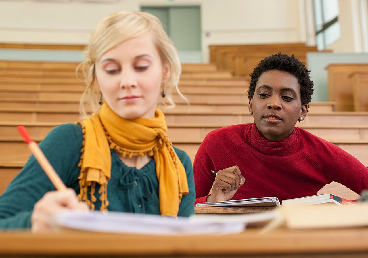 Zwei Studentinnen in einem Hörsaal