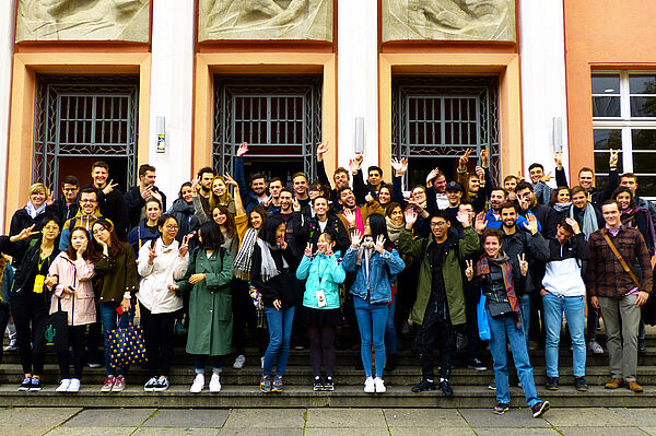 Gruppenfoto der neuen Teilstudierenden mit Mentoren vor dem Lipsius Gebäude der HTWK Leipzig
