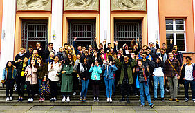 Gruppenfoto der neuen Teilstudierenden mit Mentoren vor dem Lipsius Gebäude der HTWK Leipzig