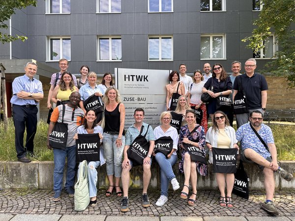 Alumni vor der Fakultät WW