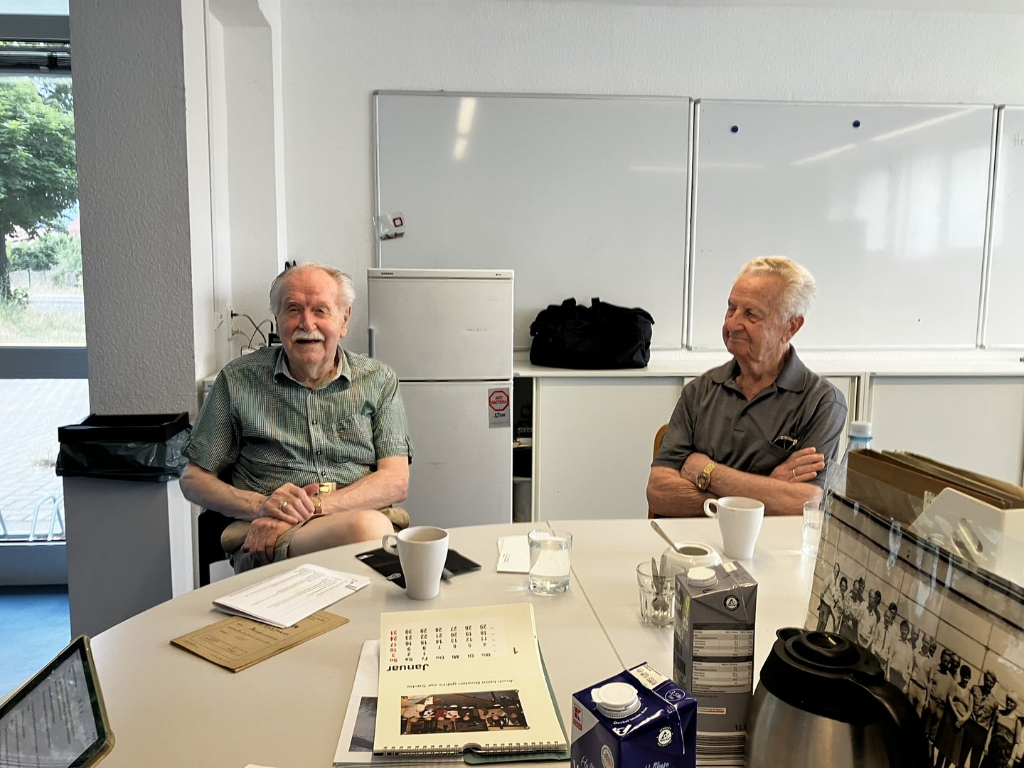 Horst Sahlmann (li.) und Hans Dachs beim Interview in der HTWK-Sporthalle. (Foto: HTWK Leipzig) zwei ältere Herren sitzen an einem Tisch