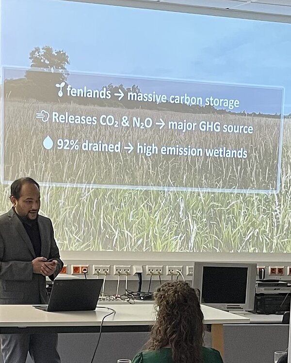 Vortragender steht vor seiner Präsentation