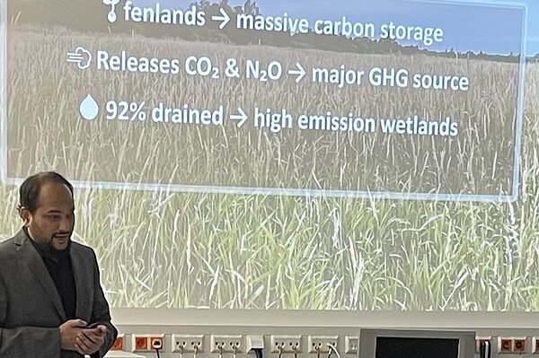 Vortragender steht vor seiner Präsentation