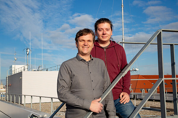 Mathe und Wolken Prof. Jochen Merker und Dr. Willi Schimmel stehen auf dem Dach des Nieper-Baus der HTWK Leipzig