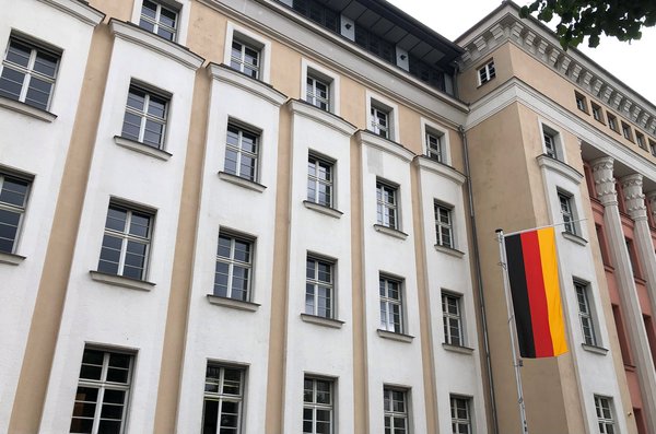 Flagge weht am Lipsius-Bau der HTWK Leipzig
