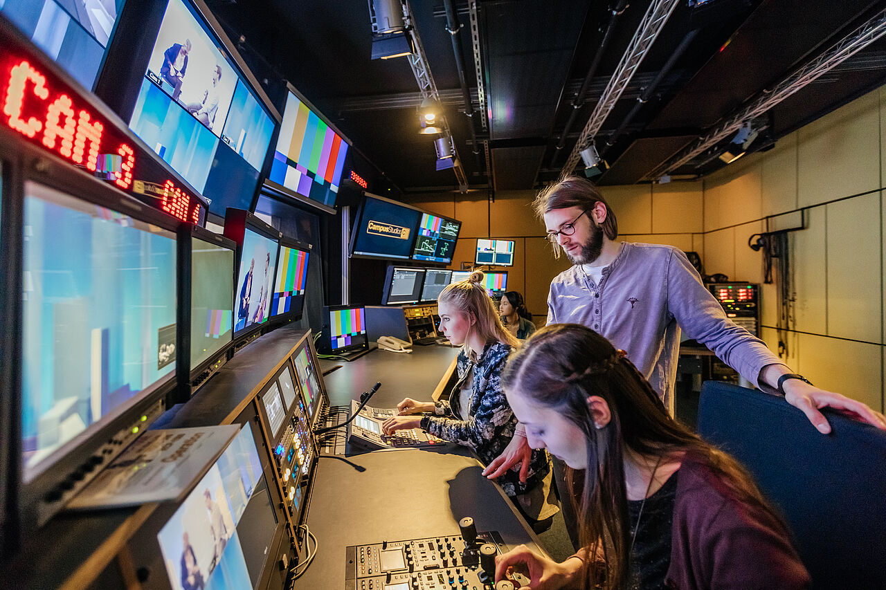 junge Menschen in einem TV-Studio am Regiepult