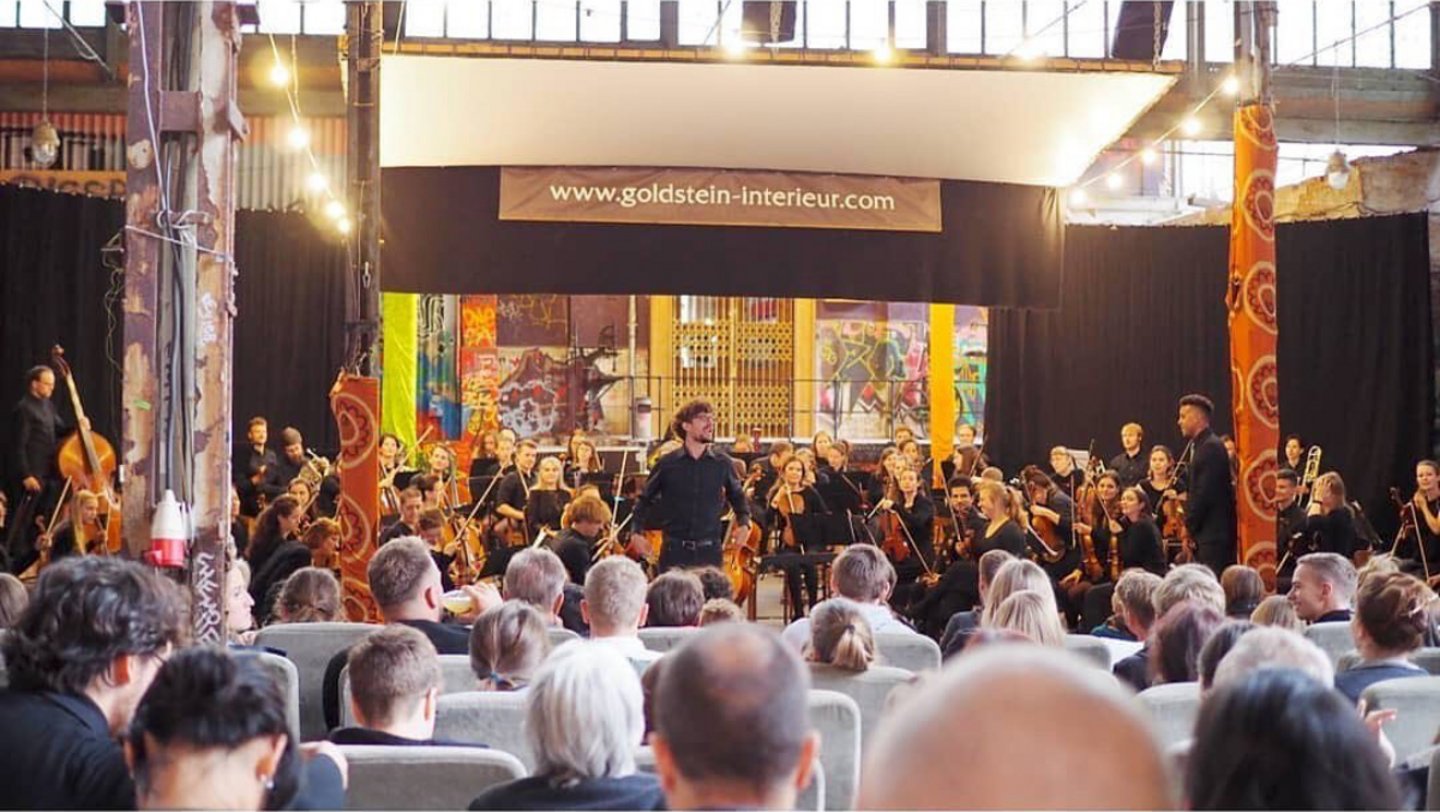 Das HTWK Orchester im Sommerkino der Feinkost Leipzig.