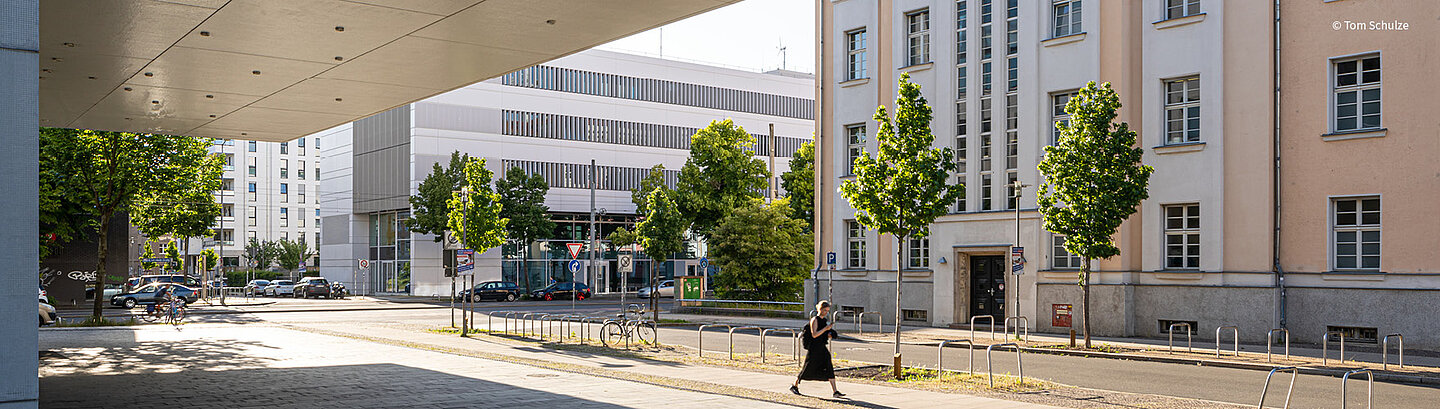 Person läuft über die Straße vor einem HTWK-Gebäude
