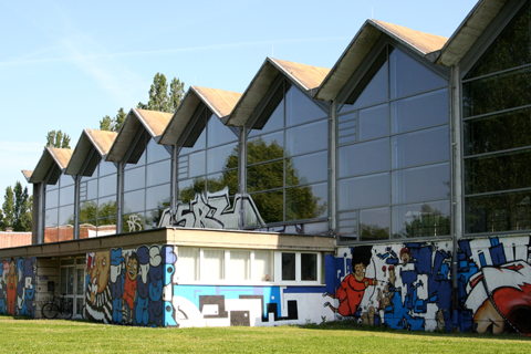 Sporthalle (Foto: HTWK Leipzig) Seitlich fotografierter Haupteingang der Sporthalle der HTWK Leipzig.