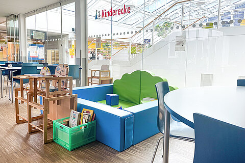 Kinderecke in der Mensa Academica Die Kinderecke in einem abgetrennten Bereich mit Schaumstoffwänden, Büchern und verschiedenen Spielzeugen.