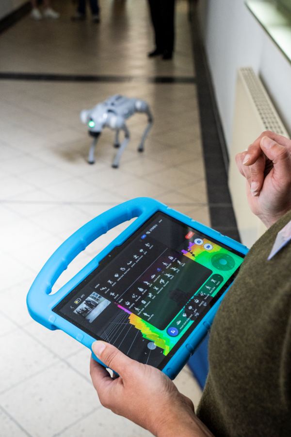 Sorgt immer für Aufmerksamkeit: der Robo-Hund. Roboterhund und Draufsicht auf einen Steuerungs-Laptop