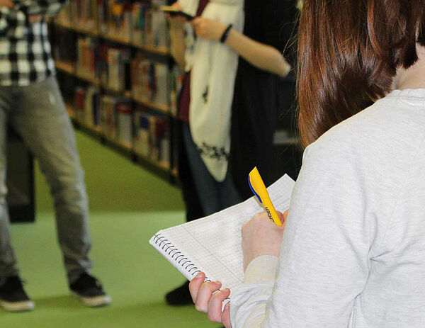 Auszubildende beim Rundgang durch die Hochschulbibliothek