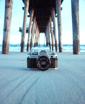 Kamera liegt am Strand