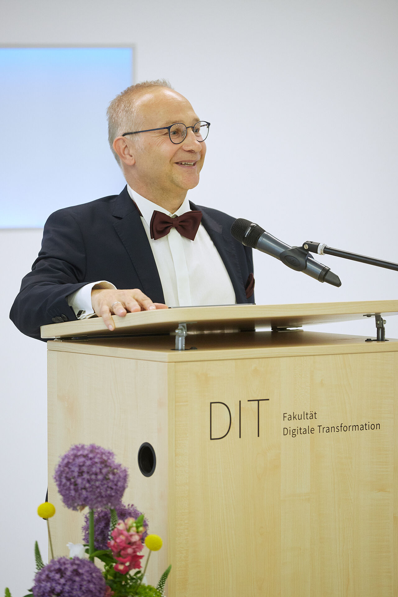 Prof. Ulf Schemmert begrüßt die Gäste