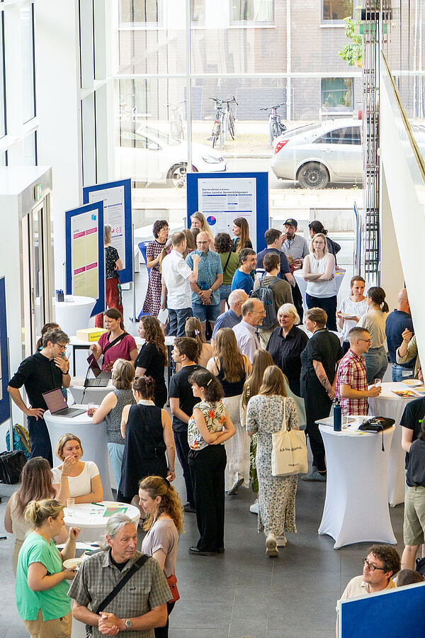Gesamtüberblick über Nieper-Bau Foyer mit Besuchern und Ausstellungsständen