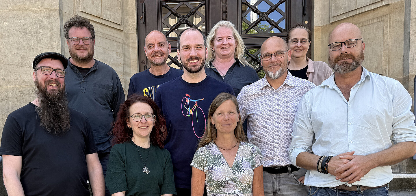 Gruppenfoto des Personalrats vom 27.5.2026 auf der Treppe vor dem Gutenberg-Bau