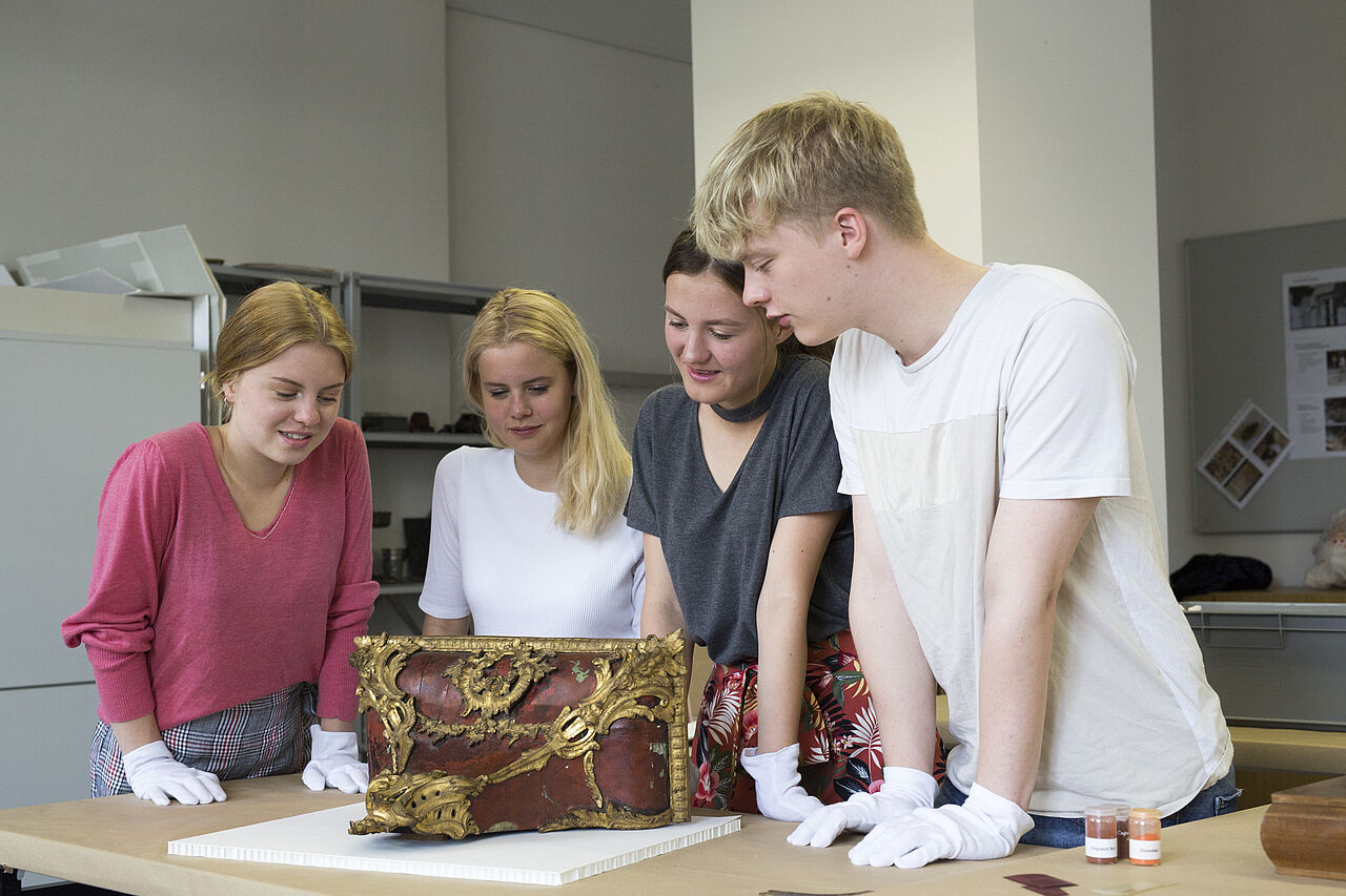 Schüler begutachten Exponat während des Schnupperwochenende Museologie an der HTWK Leipzig