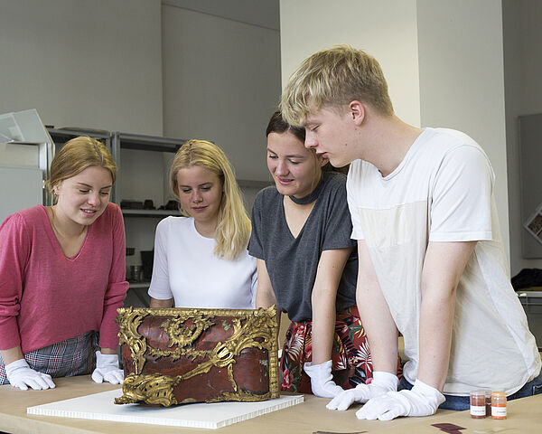 Schüler begutachten Exponat während des Schnupperwochenende Museologie an der HTWK Leipzig