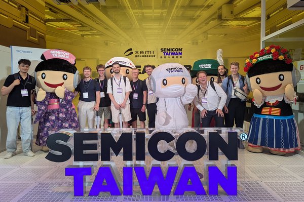 Gruppenfoto im Vordergrund große 3D-Schriftzug Semicon Taiwan zu sehen