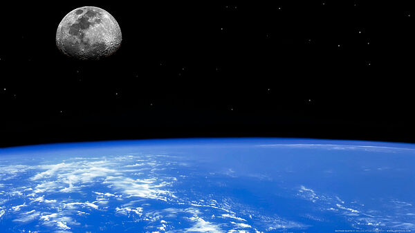 Satellitenbildaufnahme. Ein Teil der Erdoberfläche und der Mond aus dem Weltall 
