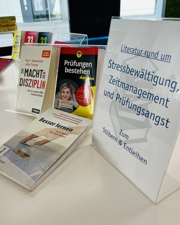 In der Bibliothek ausgestellte Bücher zu Stressbewältigung, Zeitmanagement und Prüfungsangst - zum Stöbern und Entleihen.