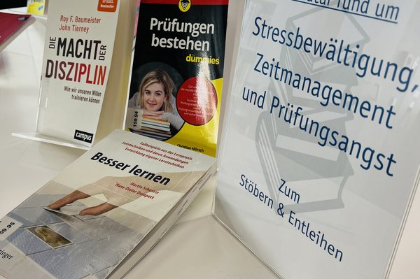 In der Bibliothek ausgestellte Bücher zu Stressbewältigung, Zeitmanagement und Prüfungsangst - zum Stöbern und Entleihen.