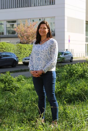 Eine Frau ist im Portrait zu sehen