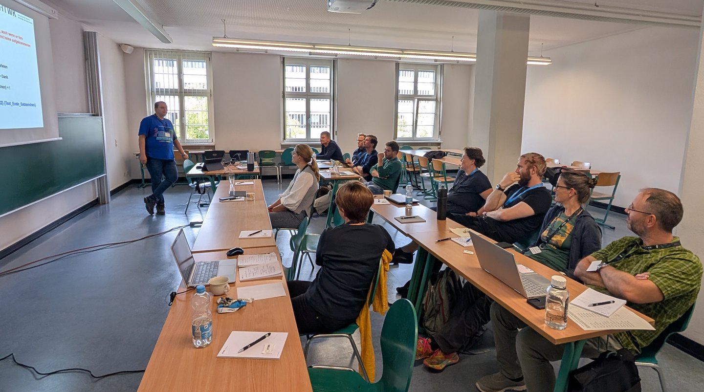 Netzwerk Chemie und E-Learning Blick in den Veranstaltungsraum mit Teilnehmenden