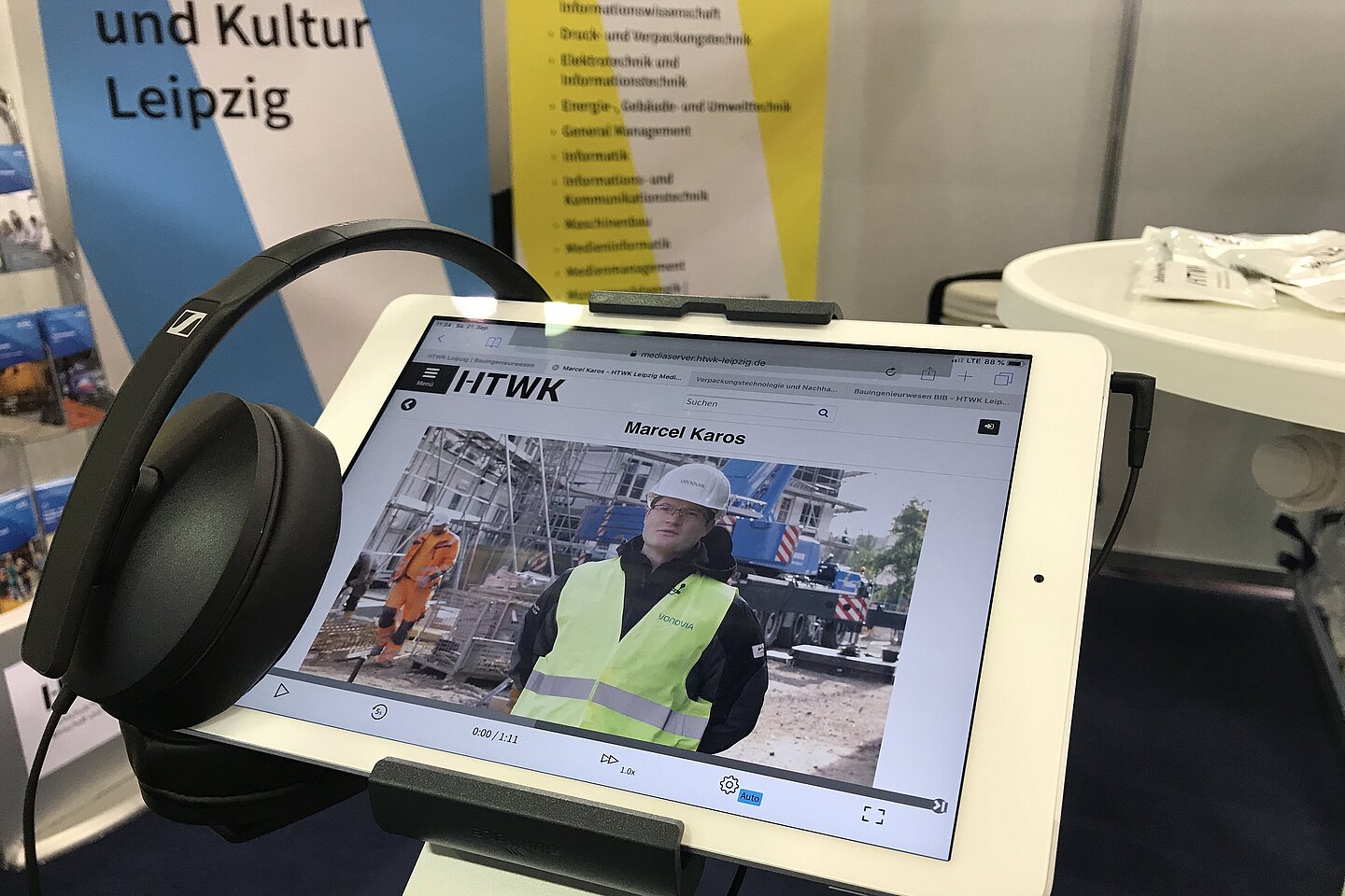 Messestand der HTWK Leipzig auf Bildungsmessen - interaktiv gut informiert Zur Seite Messen für Studieninteressierte