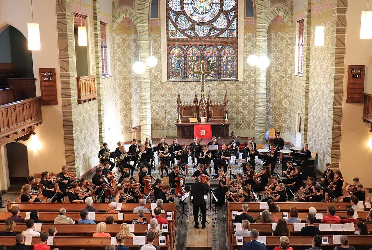 [Translate to English:] Das HTWK Orchester Leipzig beim Sommerkonzert 2018 in der Sankt Lukaskirche.
