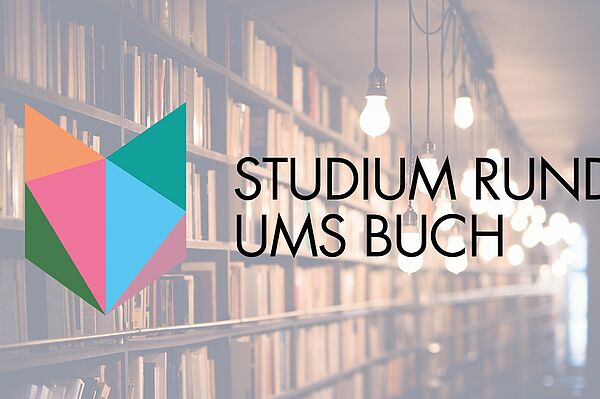 schwach beleuchtetes Bücherregal, stimmungsvolle Lampen, davor der Schriftzug "Studium rund ums Buch"