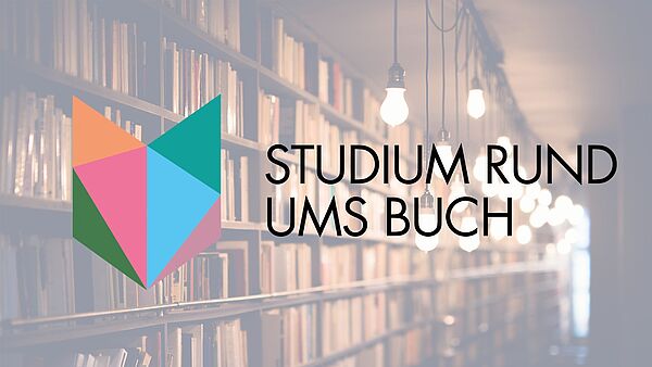 schwach beleuchtetes Bücherregal, stimmungsvolle Lampen, davor der Schriftzug "Studium rund ums Buch"