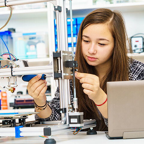 Studiengang Wirtschaftsingenieurwesen Maschinenbau Bachelor Symbolbild Studiengang Wirtschaftsingenieurwesen Maschinenbau Bachelor