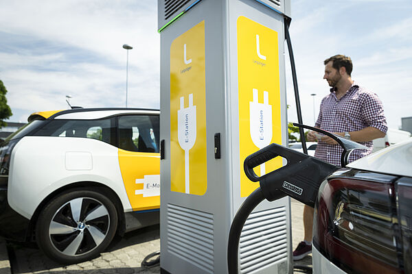 Viktor Wolff von Taubert Consulting lädt sein Elektroauto auf.