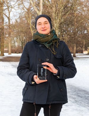 Dr. Ulrike Igel hat den Dissertationspreis 2020 der Stiftung HTWK erhalten Dr. Ulrike Igel steht mit in einem verschneiten Park, in der Hand hält sie den Dissertationspreis