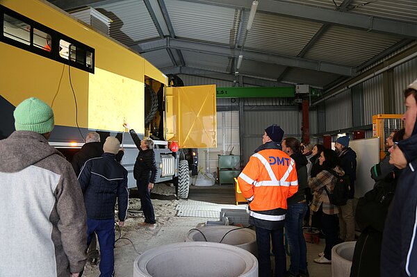 Aufnahmen von der Sonde werden an den LKW projoziert