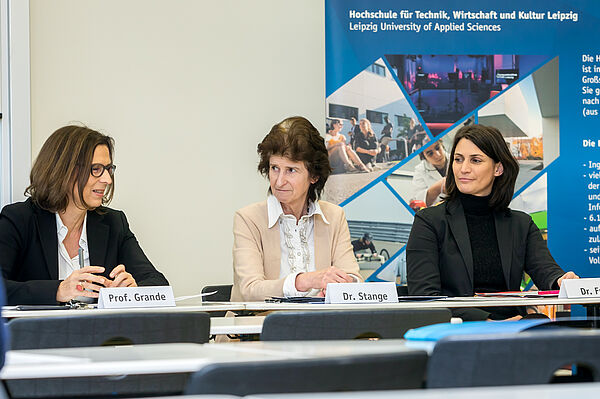 Auf dem Podium der Pressekonferenz: Prof. Gesine Grande, Dr. Eva-Maria Stange und Dr. Elke Frank. (Foto: Swen Reichhold/HTWK Leipzig)