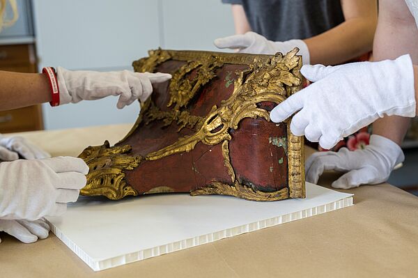 Im Mittelpunkt des Studiums steht die Auseinandersetzung mit den musealen Objekten wie dieser Wandkonsole. Wer wissen möchte, aus welcher Zeit sie stammt, sollte das Schnupperwochenende besuchen. (Foto: Lara Müller/HTWK Leipzig)