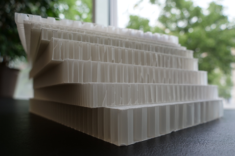 ExSaZell Nahaufnahme von Sandwichstrukturen aus thermoplastischen Wabenkernstrukturen