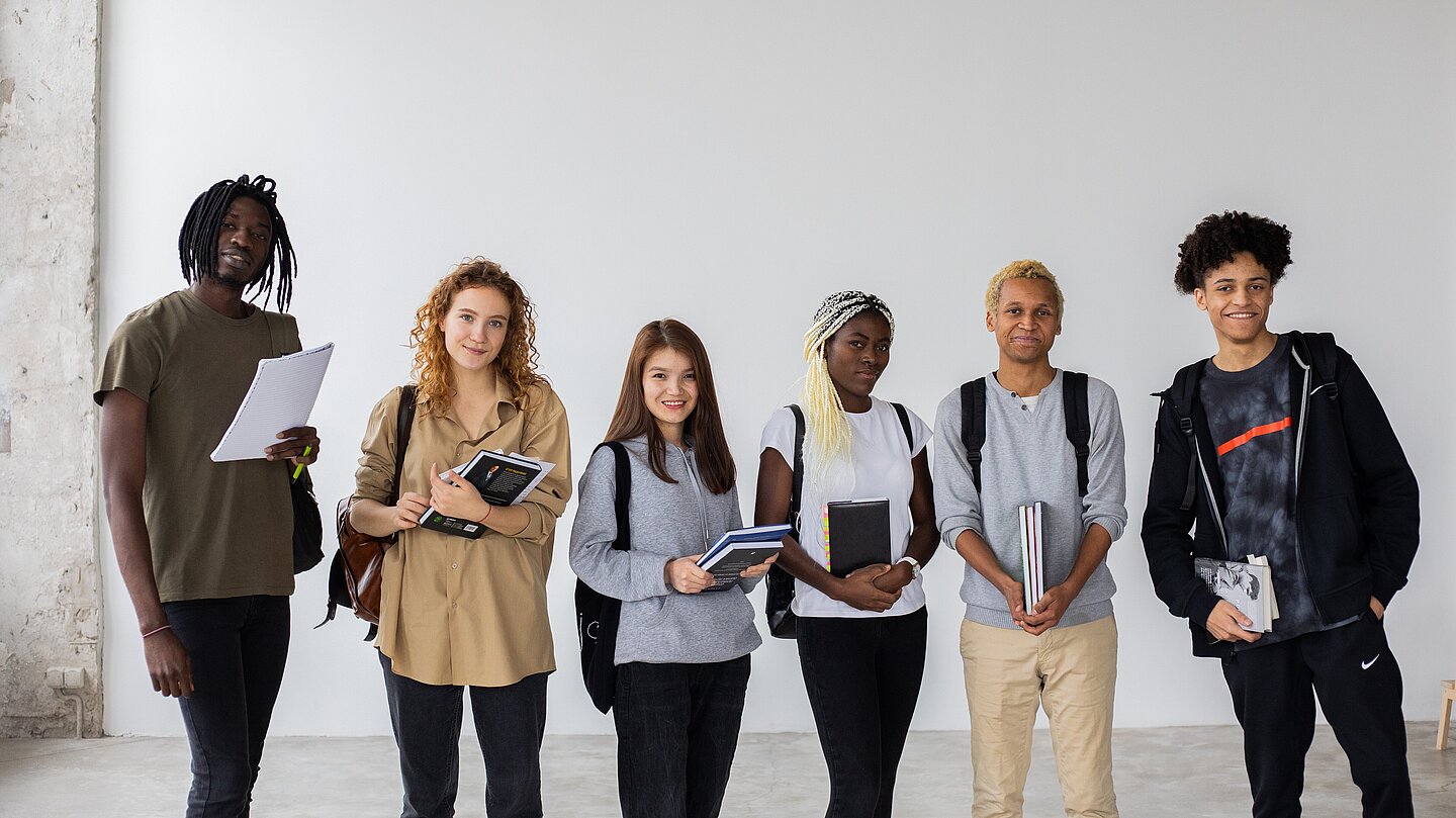 International studieren Foto mit sechs jungen Menschen unterschiedlicher Größe und Hautfarbe