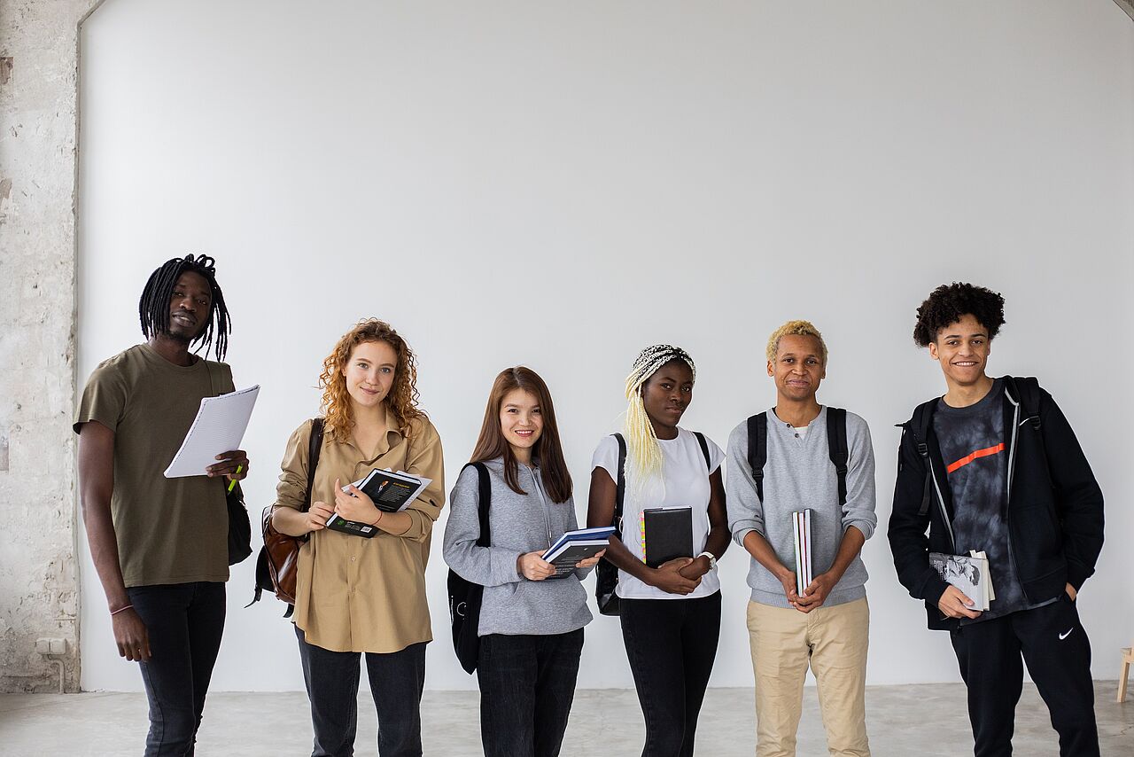 Foto mit sechs jungen Menschen unterschiedlicher Größe und Hautfarbe