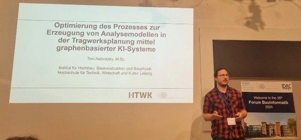 Dieses Bild zeigt Promotionsstudent Toni Nabrotzky auf dem Forum Bauinformatik mit seiner Titelfolie