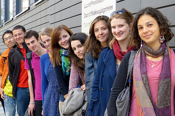 Eine Gruppe von Austauschstudierender steht vor einem Gebäude der HTWK Leipzig