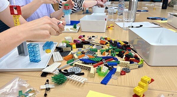 Lego-Starter-Set im Einsatz Lego-Starter-Set im Einsatz, es umfasst eine Vielzahl unterschiedlicher Bausteine