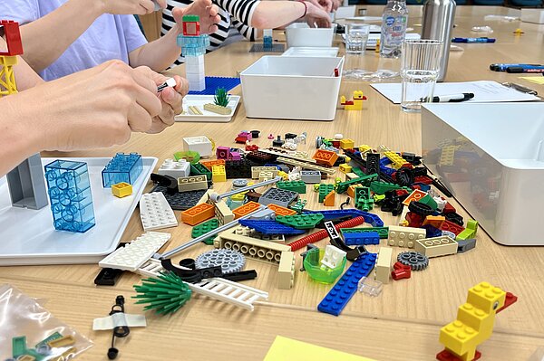 Lego-Starter-Set im Einsatz, es umfasst eine Vielzahl unterschiedlicher Bausteine