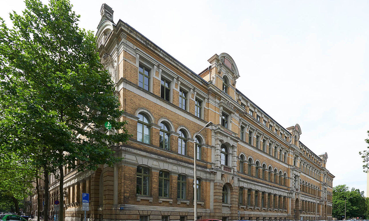 Außenansicht des Wiener-Bau.