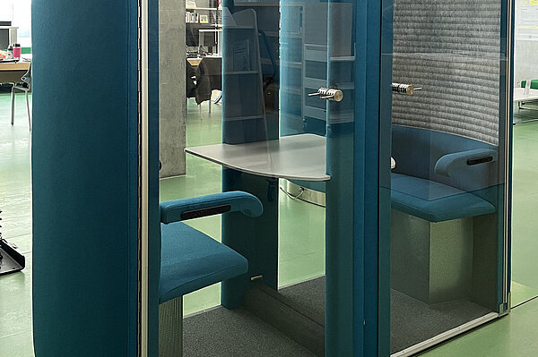 Auf dem Bild ist eine "Meeting-Box" genannte, schallgedämmte Kabine im Erdgeschoss der Bibliothek zu sehen.