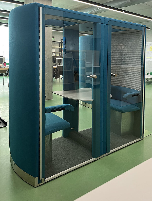 Auf dem Bild ist eine "Meeting-Box" genannte, schallgedämmte Kabine im Erdgeschoss der Bibliothek zu sehen.